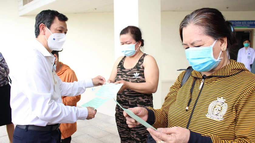 TS.BSCKII Nguyễn Tri Thức, Giám đốc Bệnh viện Chợ Rẫy kiêm Giám đốc Bệnh viện Hồi sức COVID-19 trao giấy xuất viện cho các bệnh nhân COVID-19 vào ngày 26/7 trước đó. Ảnh: BVCC