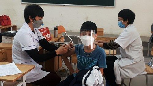 Tiêm vaccine phòng COVID-19 cho trẻ từ 12-14 tuổi tại thị trấn Chúc Sơn. Ảnh: Sở Y tế Hà Nội