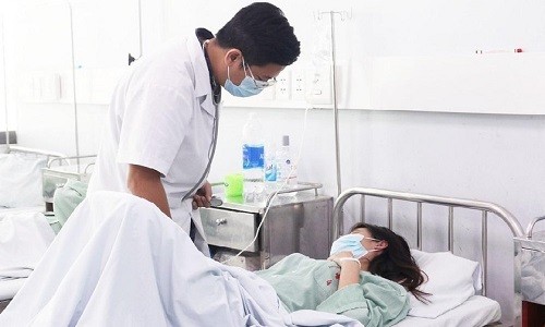 Bệnh nhân mắc sốt xuất huyết điều trị tại bệnh viện. Ảnh minh họa: Ngọc Nga