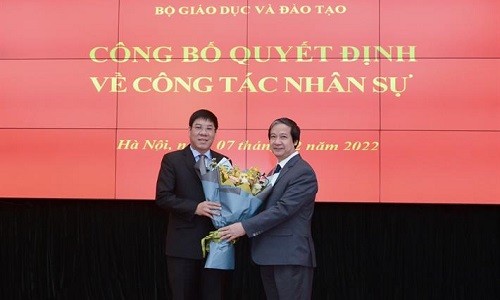 Bộ trưởng Nguyễn Kim Sơn trao Quyết định và tặng hoa chúc mừng tân Cục trưởng Cục Quản lý chất lượng Huỳnh Văn Chương.