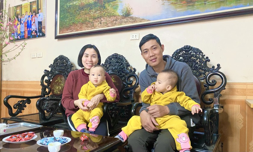 Vợ chồng anh Thái và chị Phương cùng hai bé Duy Anh và Đức Huy. Ảnh: Ngọc Nga