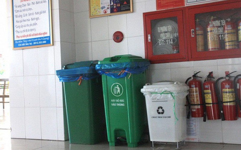 Thùng phân loại rác thải đặt tại cơ sở y tế. Ảnh minh họa.