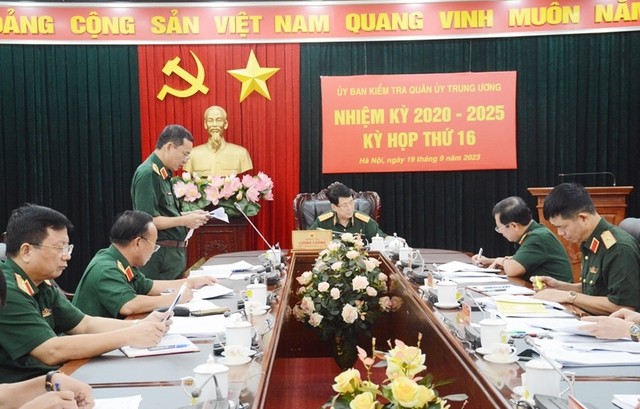 Trung tướng Nguyễn Văn Hùng, Phó chủ nhiệm Thường trực Ủy ban Kiểm tra Quân ủy Trung ương trình bày báo cáo đề nghị thi hành kỷ luật đối với các tập thể và cá nhân vi phạm pháp luật Nhà nước và kỷ luật Quân đội. Ảnh QĐND