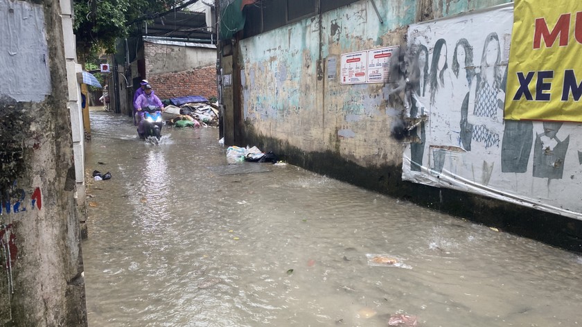 Nước ngập ngang bánh xe máy.