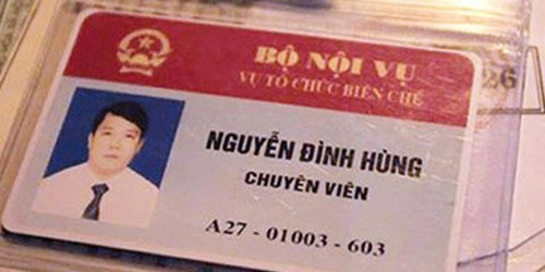 Tấm thẻ chuyên viên Bộ Nội vụ mà ông Hùng mang ra "dọa" CSGT.