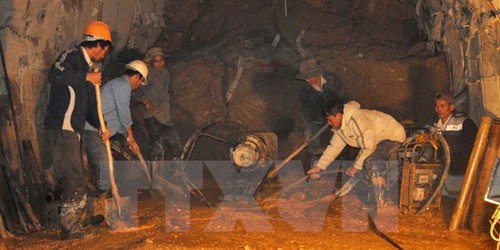 Để cứu được 12 công nhân mắc kẹt trong vụ sập hầm thủy điện Đạ Dâng, lực lượng công binh VN đã đào hầm với tốc độ kỷ lục.