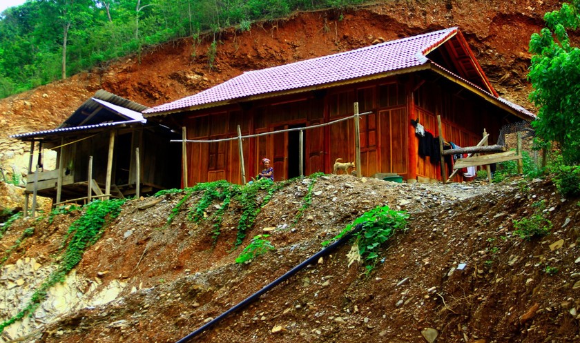 Kiên quyết di dời người và tài sản ra khỏi khu vực có nguy cơ sạt lở cao. Ảnh: Thiên Ý