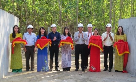 Đại diện UBND tỉnh Quảng Bình và các đơn vị cắt băng khánh thành dự án.