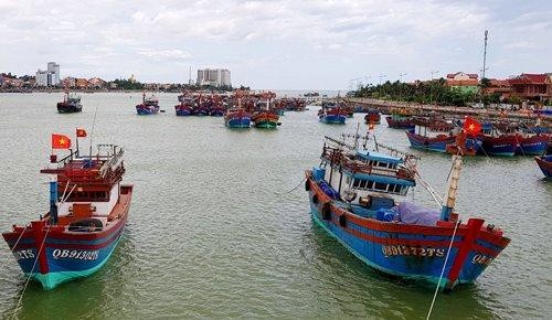 Tàu cá của ngư dân Quảng Bình neo đậu tại cửa sông Nhật Lệ, TP Đồng Hới.