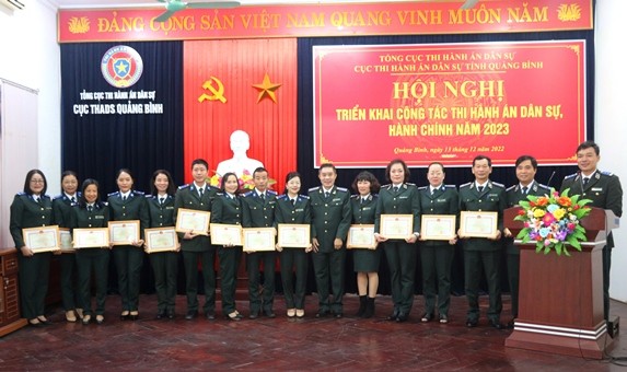 15 chiến sĩ thi đua cấp cơ sở nhận được giấy khen của Cục trưởng Cục THADS tỉnh Quảng Bình.