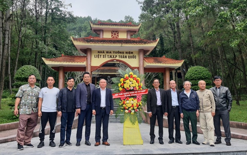 Đoàn công tác Hội Cựu chiến binh cơ quan Bộ Tư pháp bắt đầu hành trình thăm lại chiến trường xưa và thăm viếng các nghĩa trang, di tích tại Ngã ba Đồng Lộc.