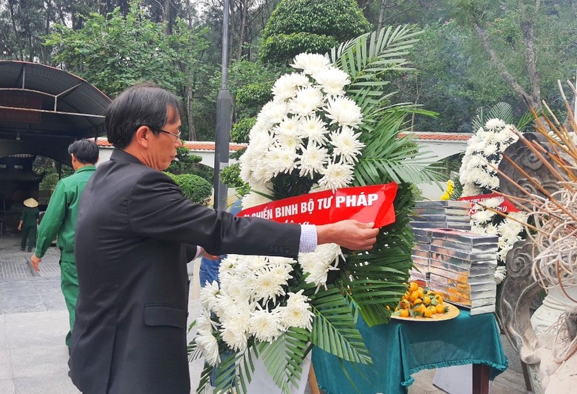 Chủ tịch Hội Cựu chiến binh cơ quan Bộ Tư pháp Nguyễn Văn Bốn dâng hoa tại Di tích Ngã ba Đồng Lộc.