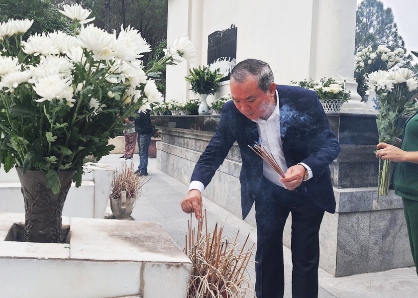Phó Bí thư Thường trực Nguyễn Kim Tinh dâng hương tại khu mộ 10 cô gái TNXP bất tử với thời gian.