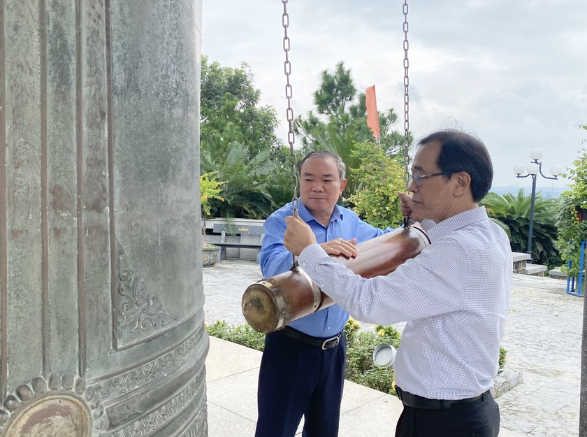 Phó Bí thư thường trực Đảng uỷ Bộ Tư pháp Nguyễn Kim Tinh và Chủ tịch Hội Cựu chiến binh cơ quan Bộ Tư pháp Nguyễn Văn Bốn thỉnh chuông Nghĩa trang liệt sỹ quốc gia Đường 9...