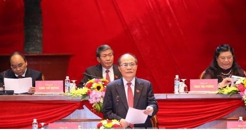 Chủ tịch Quốc hội Nguyễn Sinh Hùng điều hành phiên thảo luận văn kiện ĐH XII