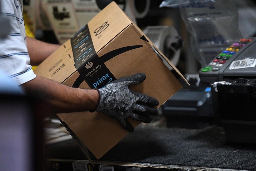 Nhân viên giao hàng của Amazon tại Baltimore, Maryland, Mỹ. Ảnh: Reuters
