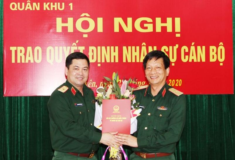 Thay mặt Bộ Quốc phòng, Thiếu tướng Nguyễn Hồng Thái, Tư lệnh Quân khu 1 trao quyết định cho Thiếu tướng Nguyễn Đăng Bảo.