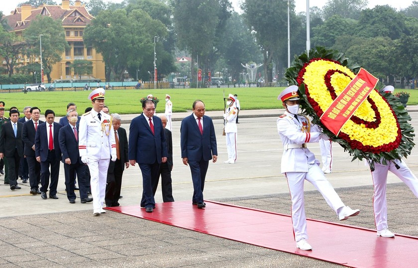Đoàn đại biểu Lãnh đạo Đảng, Nhà nước đặt vòng hoa và vào Lăng viếng Chủ tịch Hồ Chí Minh. Ảnh: TTXVNDương Giang