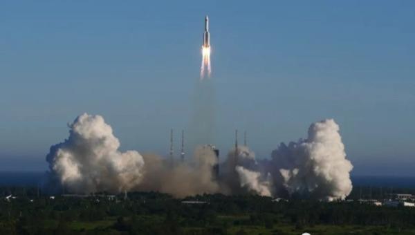 Tàu vũ trụ có người lái với tên lửa đẩy hạng nặng Trường Chinh 5B được phóng từ Văn Xương, ngày 5/5/2020. Ảnh: CASC