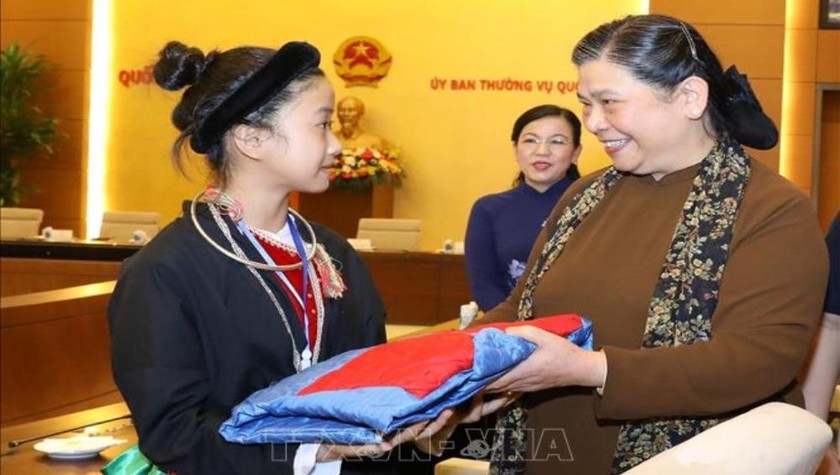 Phó Chủ tịch Thường trực Quốc hội Tòng Thị Phóng tặng quà các em học sinh mồ côi, khuyết tật tỉnh Thái Nguyên. Ảnh: TTXVN
