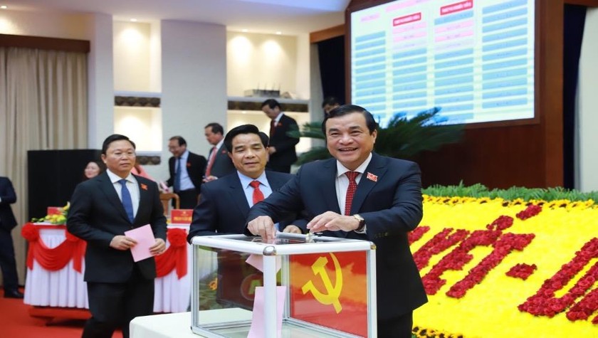 Đại biểu bỏ phiếu bầu Đoàn đại biểu Đảng bộ tỉnh Quảng Nam đi dự Đại hội đại biểu toàn quốc lần thứ XIII của Đảng.
​
