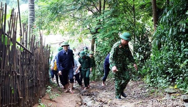 Lãnh đạo tỉnh và lực lượng Quân đội, Công an kiểm tra sạt lở đất tại huyện Con Cuông. Ảnh: Phú Hương/baonghean