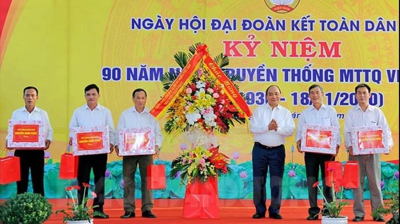 Thủ tướng Nguyễn Xuân Phúc tặng quà cho các thôn ở xã Hồng Phong.