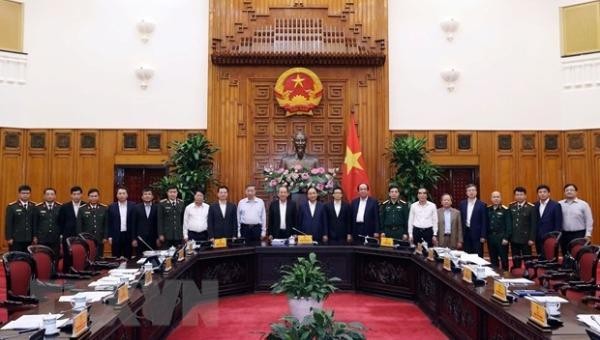 Thủ tướng Nguyễn Xuân Phúc, Trưởng Ban chỉ đạo và các thành viên Ban Chỉ đạo An toàn, An ninh mạng Quốc gia ra mắt tại phiên họp thứ nhất. (Ảnh: Thống Nhất/TTXVN)u