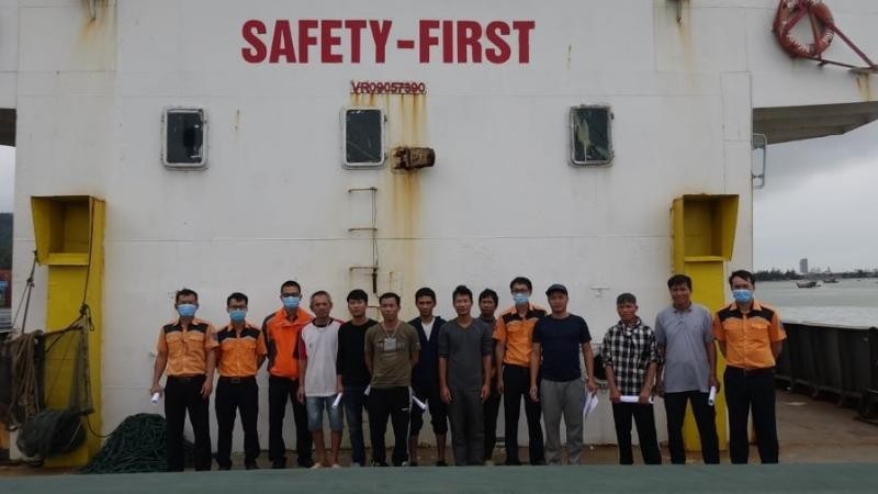 9 thuyền viên và 2 hành khách trên tàu Huy Hoàng 18 được cứu hộ kịp thời.