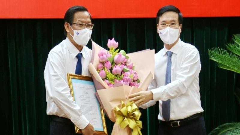 Ông Võ Văn Thưởng trao quyết định và chúc mừng ông Phan Văn Mãi được Bộ Chính trị tin tưởng giao nhiệm vụ Phó Bí thư Thường trực Thành ủy TPHCM.