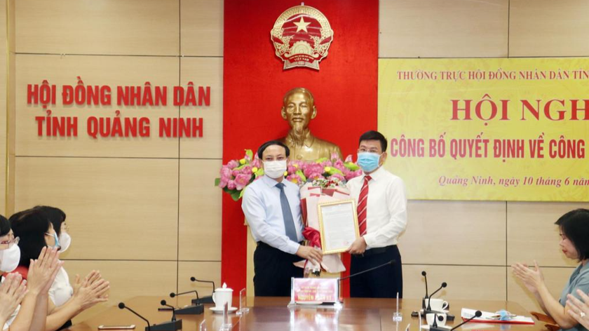 Ông Nguyễn Xuân Ký trao quyết định và chúc mừng ông Lục Thành Chung. Ảnh: VGP