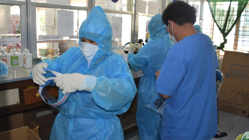 Nhân viên y tế Bệnh viện dã chiến thị xã Đông Hòa, tỉnh Phú Yên mặc đồ bảo hộ làm nhiệm vụ.