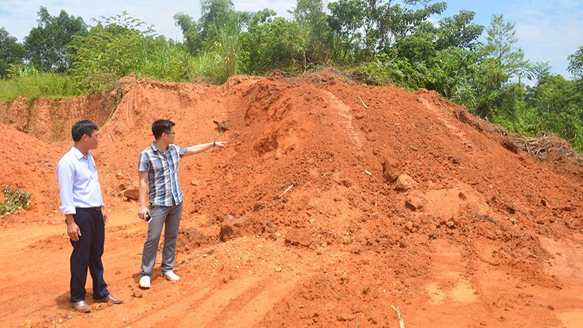 Đắt mặt tại mỏ đất sét Tràng Đà được khai thác và vận chuyển đi san lấp mặt bằng khu phát triển nhà ở đô thị Tuyên Quang (phường Tân Hà, TP Tuyên Quang).