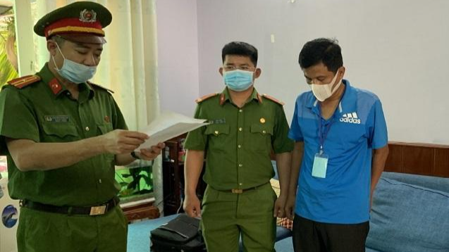 Cơ quan Cảnh sát điều tra Công an tỉnh Bình Dương đọc lệnh bắt tạm giam bị can Phạm Ngọc Thắng.