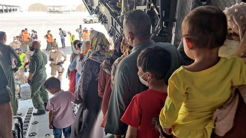 Các nhân viên người Afghanistan với phái bộ Tây Ban Nha tại Afghanistan và gia đình của họ đến Dubai, UAE trước khi bay đến Tây Ban Nha hôm 20/8. Ảnh: Bộ Quốc phòng Tây Ban Nha / AFP 
