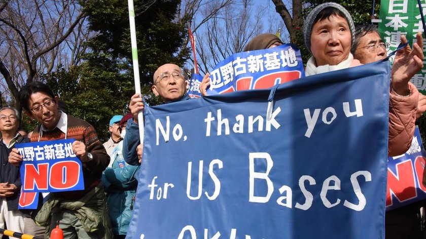 Một cuộc biểu tình phản đối sự hiện diện quân sự của Mỹ ở Okinawa. Ảnh: AFP