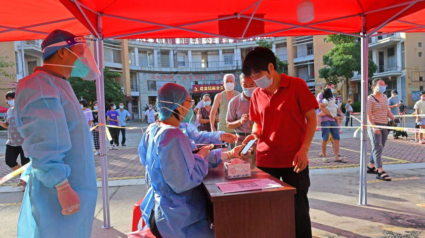 Người dân đăng ký thực hiện các xét nghiệm tại một địa điểm xét nghiệm ở Tuyền Châu, sau các ca COVID-19 mới ở tỉnh Phúc Kiến ngày 13/9/2021. Ảnh: China Daily phát qua REUTERS