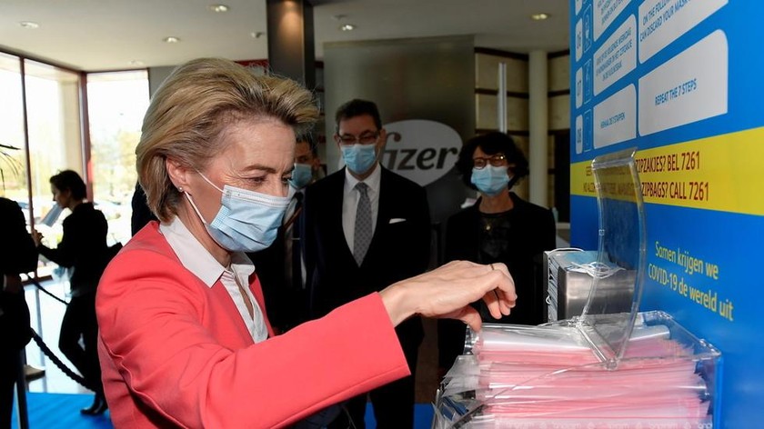 Chủ tịch EC Ursula von der Leyen thăm nhà máy sản xuất vaccine Pfizer ở Puurs (Bỉ) tháng 4/2021. Ảnh: Reuters