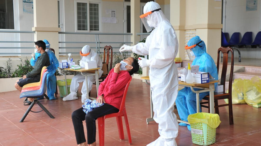 Nhân viên y tế thực hiện test nhanh tại Thị xã Buôn Hồ