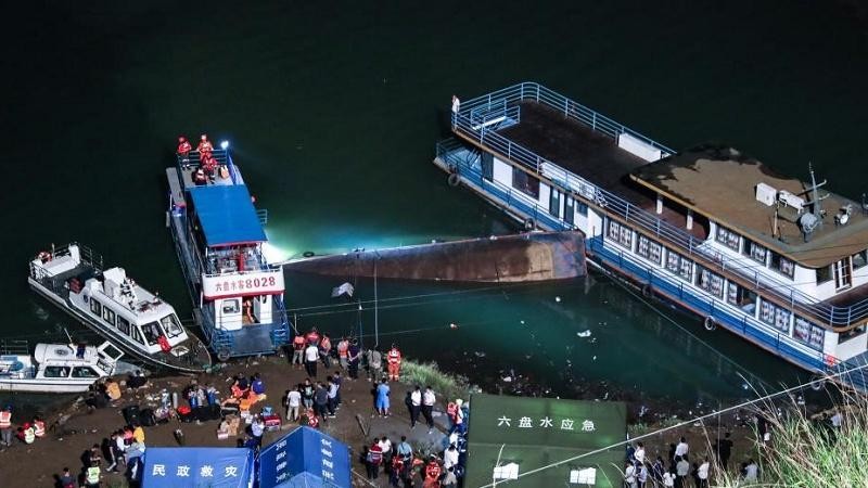 Hiện trường cứu hộ vụ tai nạn lật tàu khách trên sông Dạ Lang