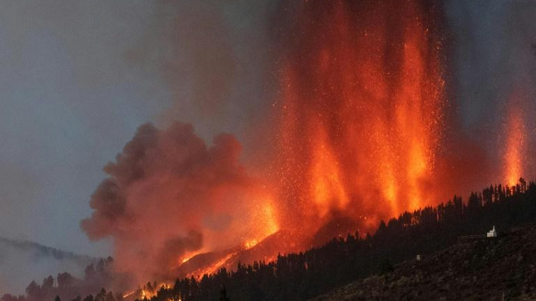 Núi lửa Cumbre Vieja phun trào hôm 19/9 sau 50 năm "ngủ yên". Ảnh: BKP 