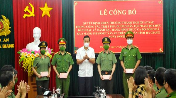 Chủ tịch UBND tỉnh Nguyễn Văn Sơn tặng thưởng các tập thể, cá nhân có thành tích xuất sắc triệt phá đường dây cá độ bóng đá. Ảnh: baohagiang