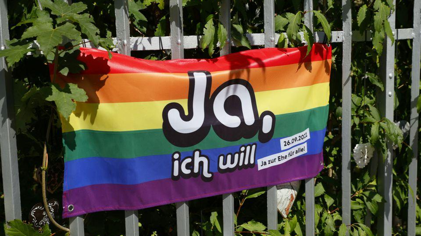 Một lá cờ có dòng chữ "Có, tôi sẽ" được vẽ trước cuộc bỏ phiếu về hôn nhân đồng giới ở Bern, Thụy Sĩ. Ảnhe: Reuters (chụp ngày 8/9/2021). 