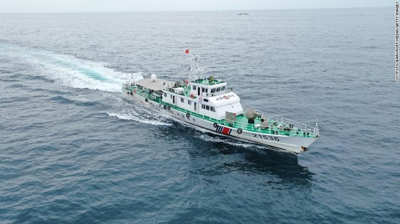Tàu lực lượng đặc nhiệm của Cảnh sát biển Trung Quốc tiến với tốc độ tối đa tại Trạm Giang, tỉnh Quảng Đông, Trung Quốc. ẢNh: CNN (chụp ngày 13/8/2021).
