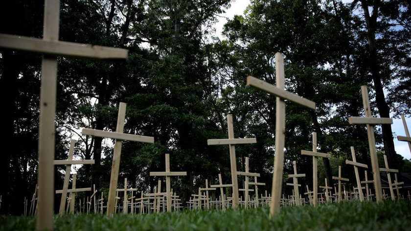 Mỗi cây thánh giá tượng trưng cho một cuộc đời đã mất vì COVID-19. Ảnh: Reuters (chụp ngày 24/11/2020 ở Baton Rouge, Louisiana, Hoa Kỳ)