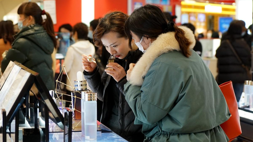 Hai phụ nữ thử mỹ phẩm tại một trung tâm mua sắm ở Thượng Hải vào ngày 8/3/2021. Ảnh: Thời báo Hoàn cầu