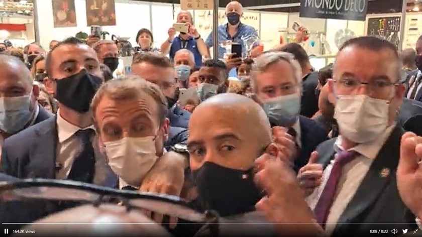 Phản ứng của nhân viên an ninh sau khi quả trứng ném về phía Tổng thống Emmanuel Macron (Ảnh cắt từ video trên Twitter)