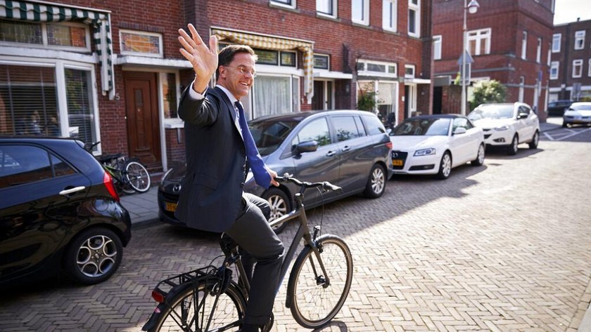 Thủ tướng Hà Lan Mark Rutte trở về sau khi bỏ phiếu trong cuộc bầu cử châu Âu ở The Hague, Hà Lan ngày 23/5/2019. Ảnh: AP