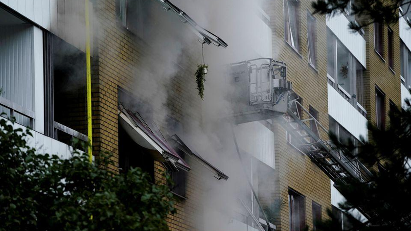 Khói bốc ra từ các cửa sổ sau khi một vụ nổ tại một tòa nhà chung cư ở Annedal, trung tâm thành phố Gothenburg, Thụy Điển ngày 28/9/2021. Ảnh: Reuters
