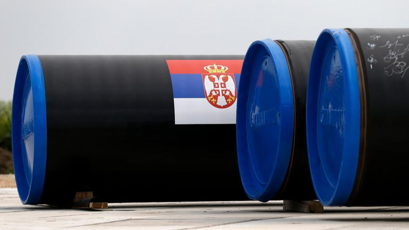 Cờ Serbia trên một đường ống dẫn khí đốt ở đoạn đầu tiên của đường ống dẫn khí đốt tự nhiên thuộc Dự án South Stream của Gazprom gần làng Sajkas, cách Belgrade 80 km (50 dặm) về phía bắc Serbia. Ảnh: AP (chụp ngày 13/6/2014)